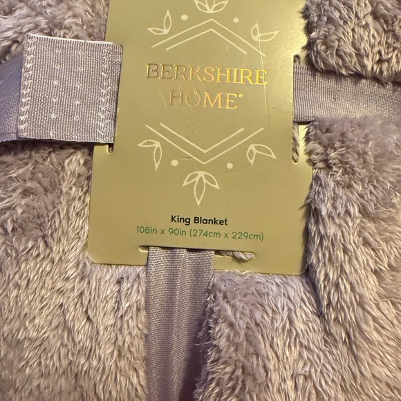 Berkshire Home Luxurious Plush Blanket in Soft Gray